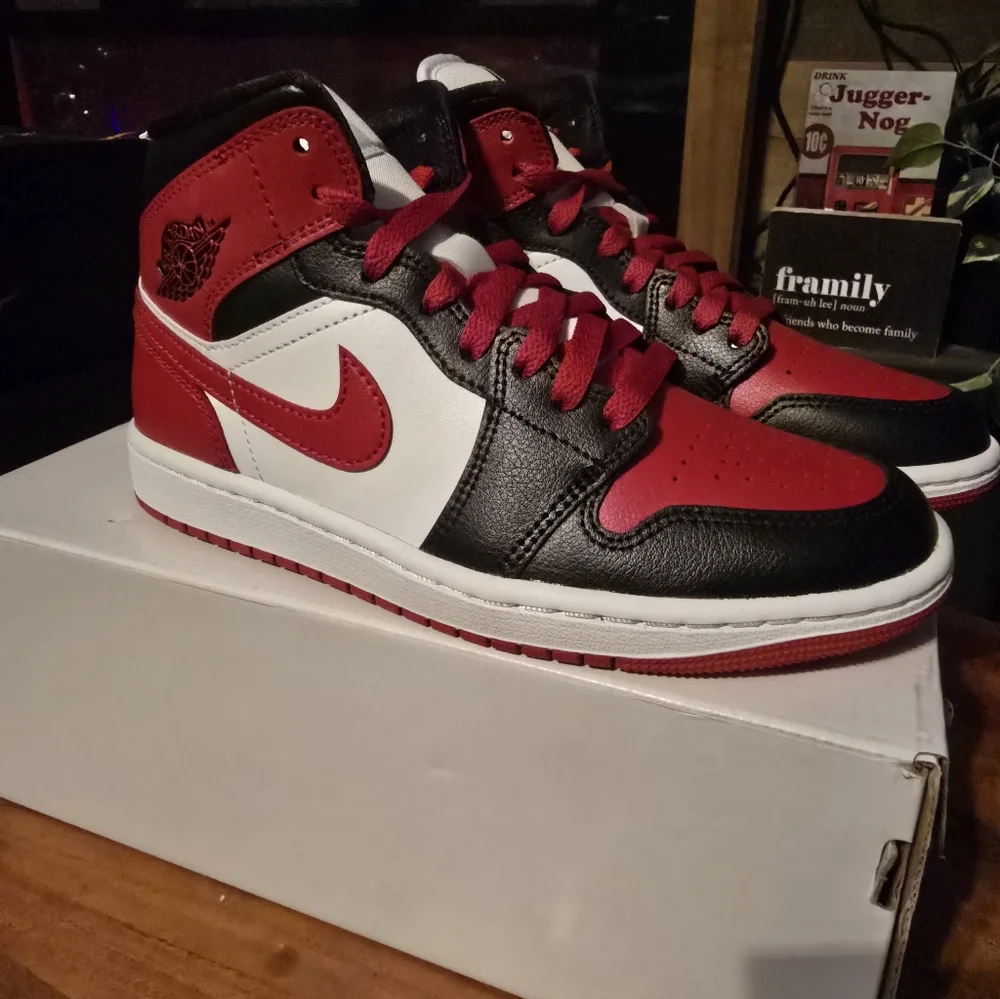 Women's Air Jordan 1 Mid 'Alternate Bred Toe - Picture 2 of 9